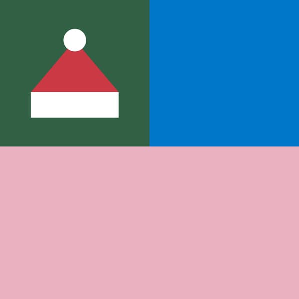 Illustration med fyra färgfält: mörkgrönt, blått och rosa, samt en röd tomteluva med vit kant och boll i det gröna fältet.