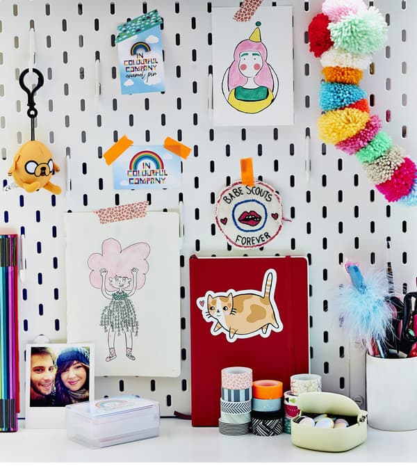 Illustrations, badges et photos sur un panneau perforé.