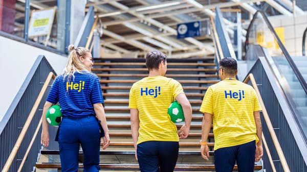 Iloisia työntekijöitä IKEA-tavaratalossa