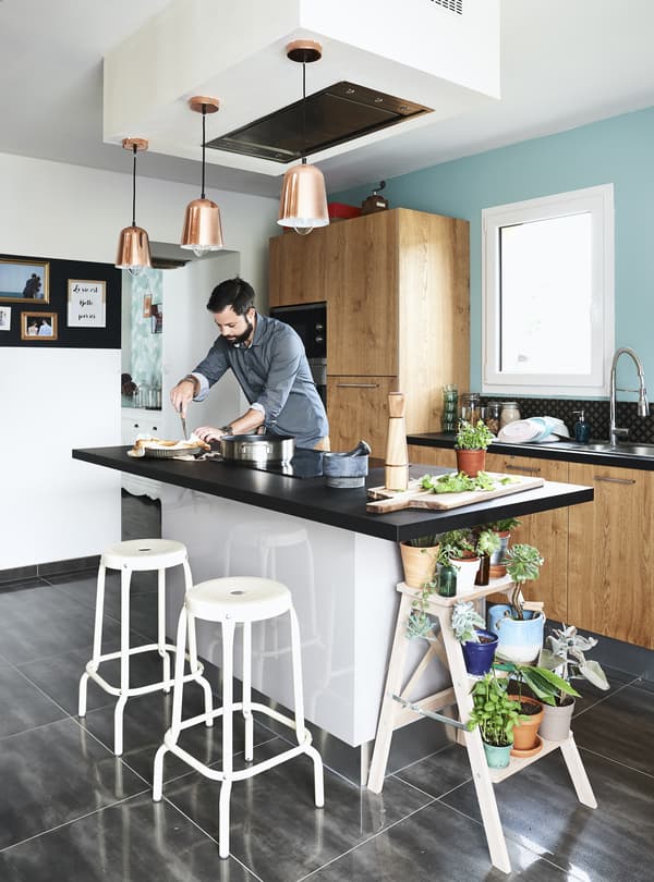 Îlot de cuisine avec tabourets et suspensions.