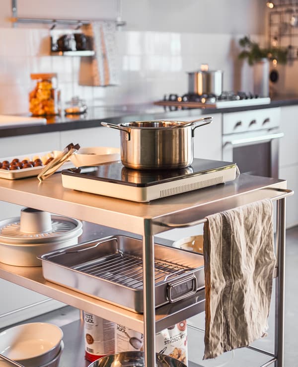 Îlot de cuisine organisé pour permettre la confection de truffes au chocolat.
