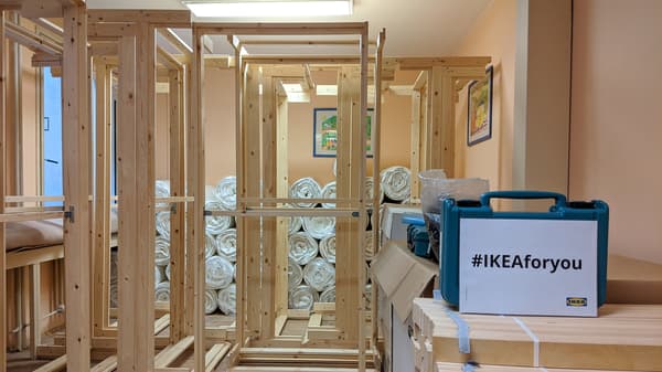 Ilustrační obrázek, znázorňující pomoc IKEA během pandemie.