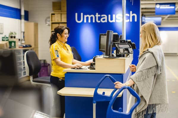 Im IKEA Einrichtungshaus stehen eine Kundin und eine IKEA-Mitarbeiterin am Umtausch-Schalter.