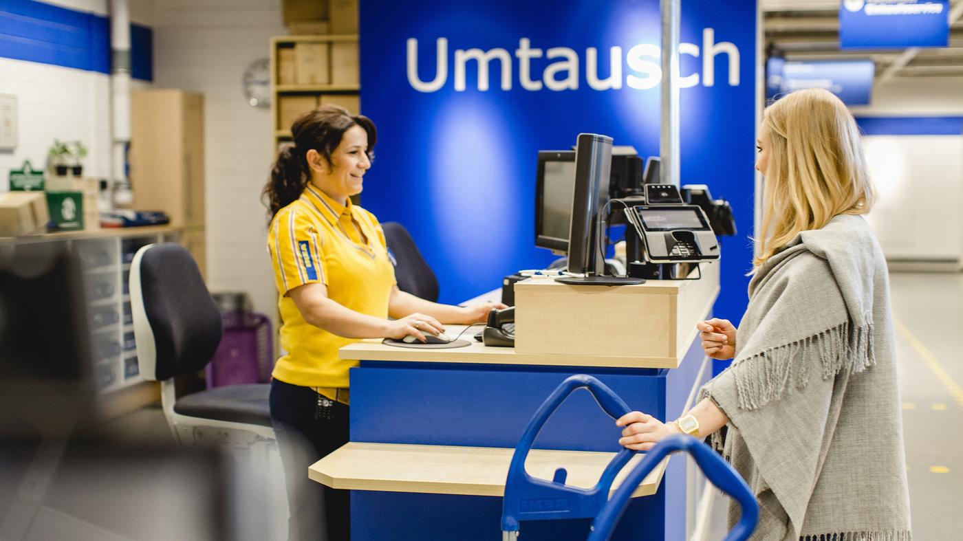 Im IKEA Einrichtungshaus stehen eine Kundin und eine IKEA-Mitarbeiterin am Umtausch-Schalter.