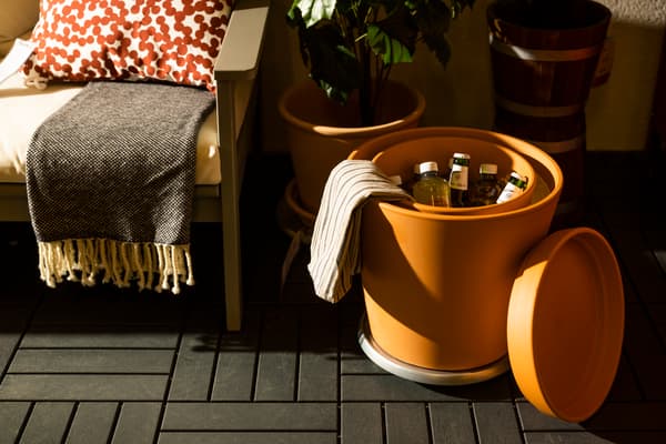 Im kleinen Tontopf befinden sich nun Getränke zum Kühlen. Die Töpfe stehen auf einer Terrasse.
