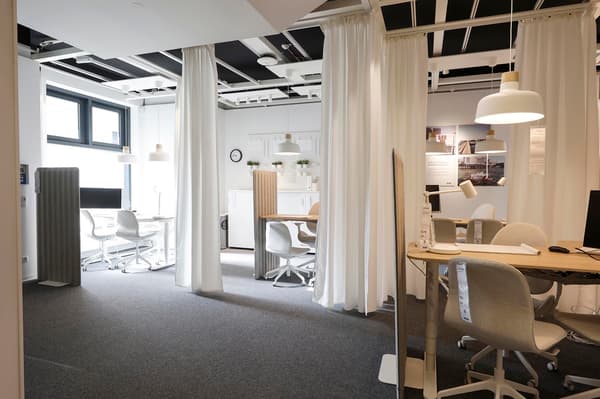 Im Planungsbereich nehmen sich IKEA Mitarbeiter*innen Zeit für die Umsetzung der Ideen von Privatpersonen oder Unternehmen.