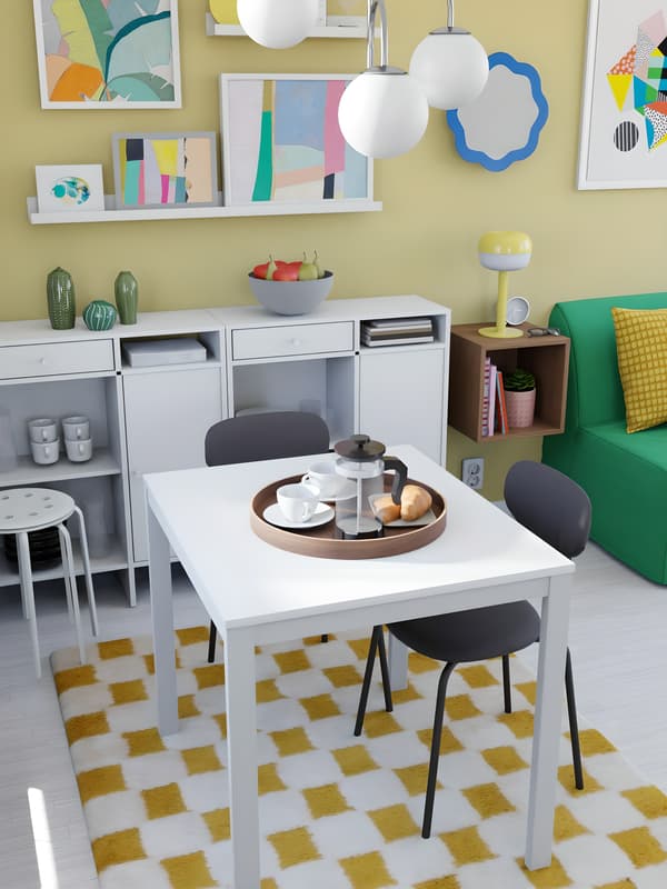 Image 3D d'une salle à manger intégrée dans un salon 