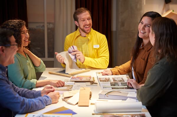 Image d'un collaborateur en train d'animer un atelier avec des clients