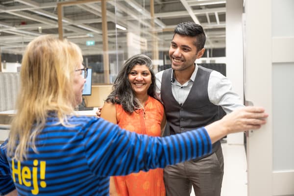 Image d'une collaboratrice en train de renseigner des clients