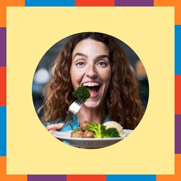 Image ronde montrant une femme ouvrant grand la bouche pour manger un broncoli,  sur fond jaune pâle avec bordure de couleurs rouge, bleu, violet, orange et vert.