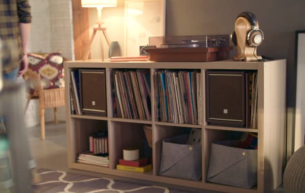 Imagem de uma estante KALLAX com discos de vinil