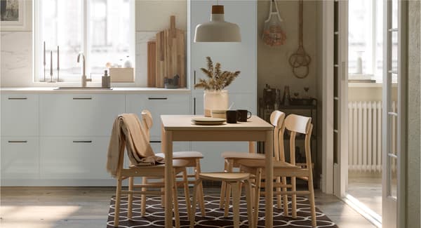 Imagen de cocina con comedor con muebles de madera.
