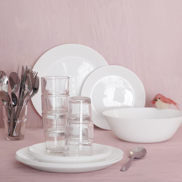 Imagen de platos de la Serie OFTAST y un fondo rosa.