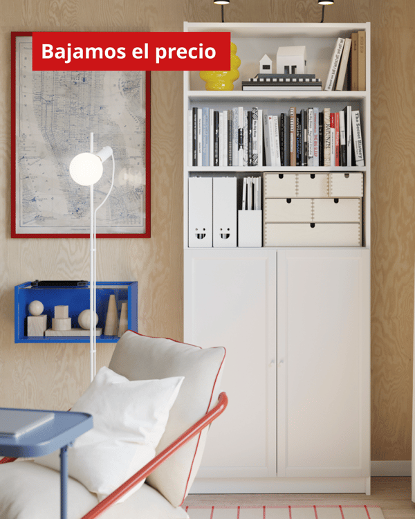 Imagen de un estante BILLY en el costado de una sala.