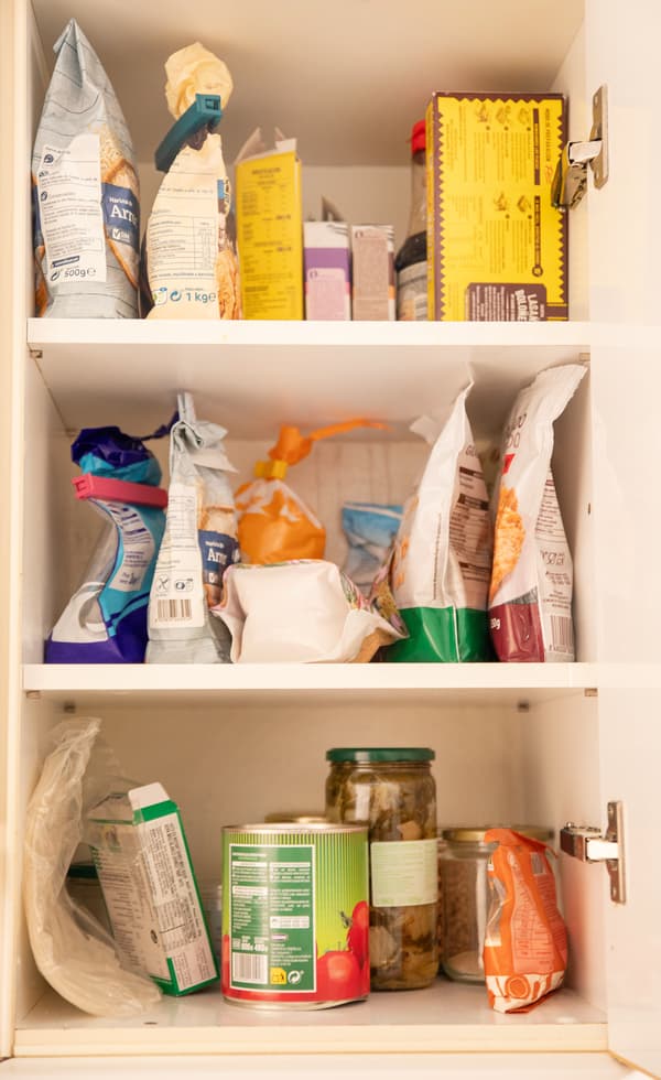 Imagen del interior del armario de la cocina de Feli desorganizado.
