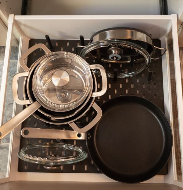 Imagen del interior del cajón de la cocina de Feli organizado tras la reforma de IKEA.