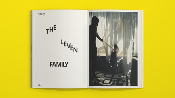 Imagen del libro US & Our Planet de IKEA abierto en una página de introducción a un capítulo, sobre un fondo amarillo