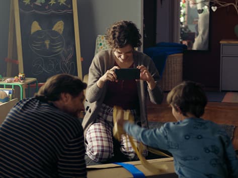 Imagen del vídeo de campaña en el que aparecen el padre, la madre y el hijo montando juntos el regalo de Navidad.