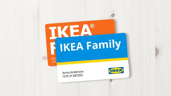 Imatge amb la targeta IKEA Family en la seva versió moderna, en blau i blanc, i la versió més antiga, de color taronja i lletres blanques, sobre un fons amb acabat de fusta.