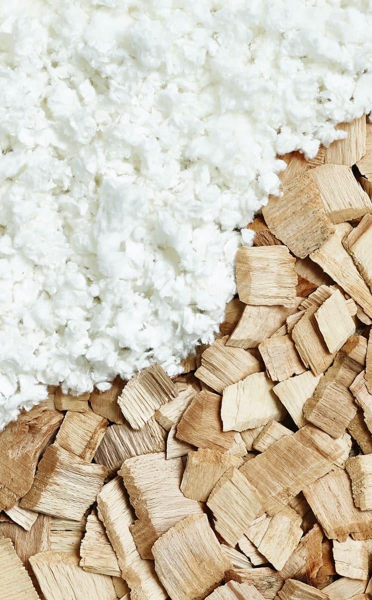 Immagine con materiali utilizzati per la fabbricazione dei mobili IKEA: del truciolato e della gomma piuma.