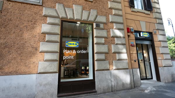 Immagine della facciata del negozio di IKEA Roma Regina Margherita plan and order point.