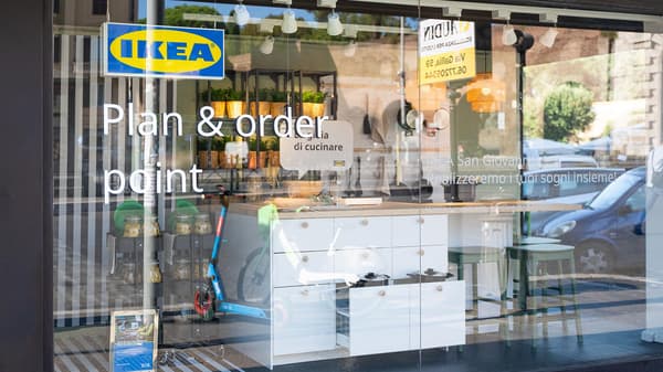 Immagine della facciata del negozio di IKEA Roma San Giovanni plan and order point.