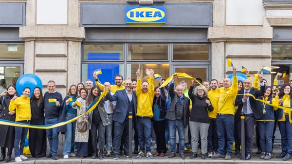 Immagine della facciata del negozio IKEA e dell'orde point di Monza il giorno dell'inaugurazione e del personale che ha appena tagliato la lanugine per aprire ufficialmente.