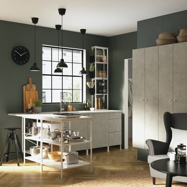 Immagine di una cucina di colore bianco con bancone e luci a sospensione nere.