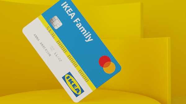 Immagine simbolica della carta di credito IKEA Family: una carta di credito bianca e blu con il logo IKEA su uno sfondo giallo astratto