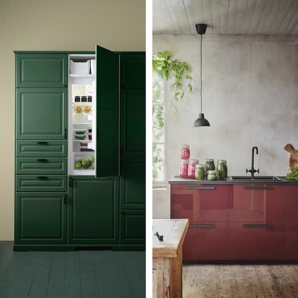 Immagini di due cucine: una verde con un frigorifero a incasso aperto e a destra una cucina sui toni del bordeaux.