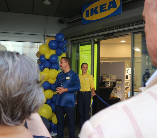 Impressionen von der Eröffnungsveranstaltung des neuen Planungsstudios in Marburg. Zu sehen ist der Eingang mit dem großen IKEA Logo und gelb-blauer Luftballondekoration.
