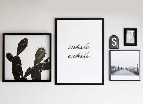 Imprimés et citations monochromes dans des cadres noirs.