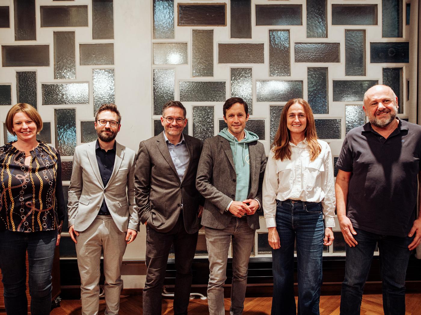 Impulsgeber:innen beim Round Table (v.l.):
Ulrike Volk (Abteilung Kreislaufwirtschaft MA48), Gerald Kühberger (Pressesprecher Handelsverband), Gebhard Ottacher (Managing Director Climate Lab), Klaus Schwertner (Direktor der Caritas der Erzdiözese Wien),  Sylvia Dellantonio (Geschäftsführerin willhaben), Florian Thalheimer (Country Sustainability Manager IKEA Österreich)
