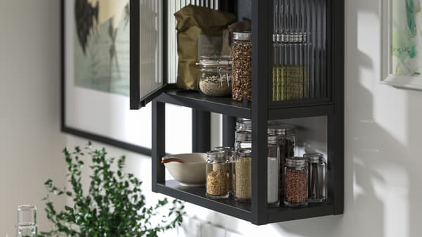 In an anthracite-color MOSSJÖN wall cabinet with shelves/glass door are CITRONHAJ spice jars and GULDFISK spice jars.