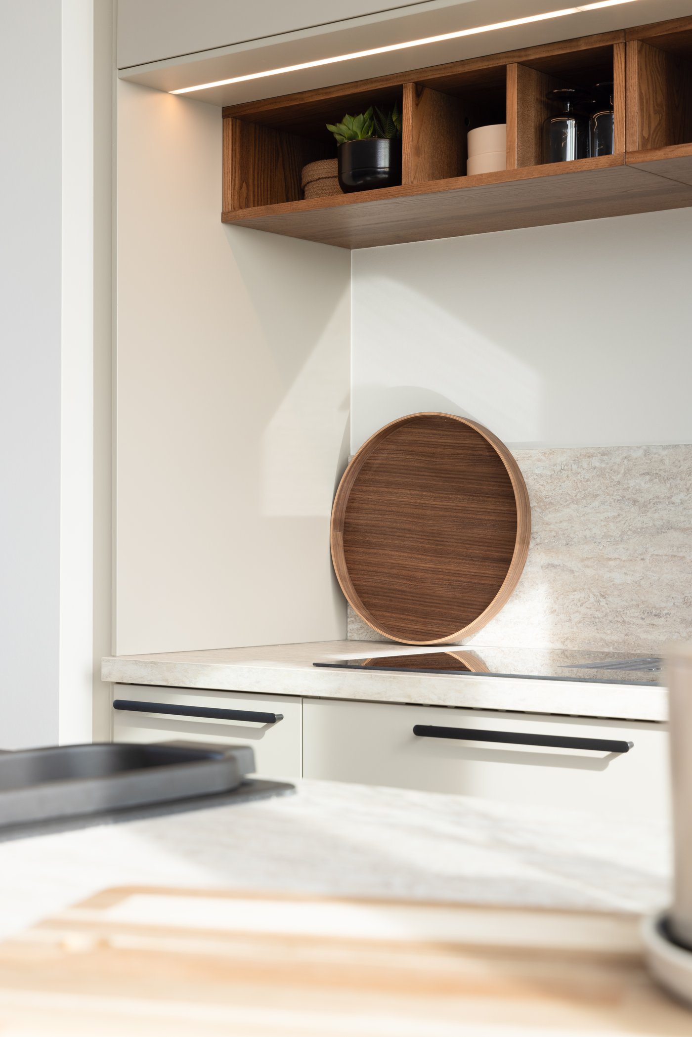 In der Ecke einer Küche lehnt ein runden Brett gegen die Rückwand der Küche.