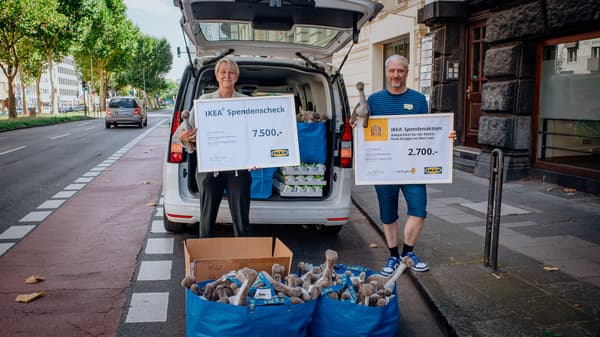 In der Eltern-Kind-Gruppe von wir für pänz e.V. in Köln-Ostheim erhalten Familien Unterstützung; IKEA Köln-Godorf fördert das Angebot und spendet Babyartikel.