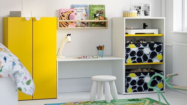 In einem Kinderzimmer ist eine LASTARE Schrank- Schreibtisch Kombination zu sehen.