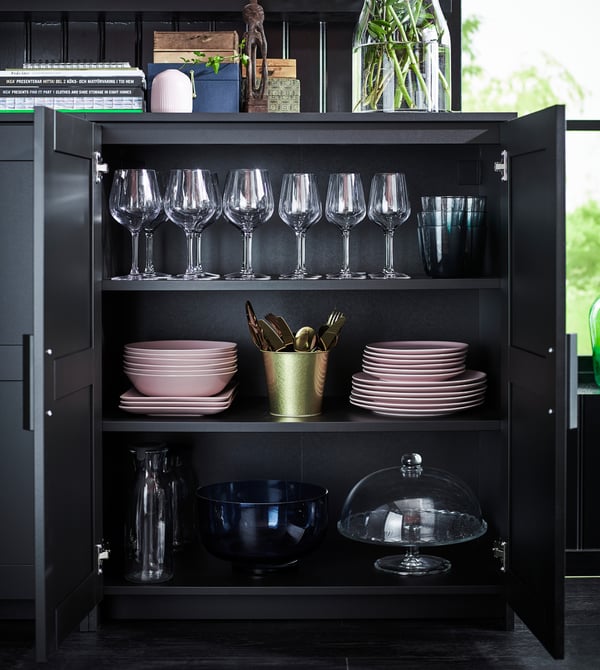 in einem offenem schrank sind u a glaeser und dinera teller  b85edeaeed2f298564b1157027a9df88