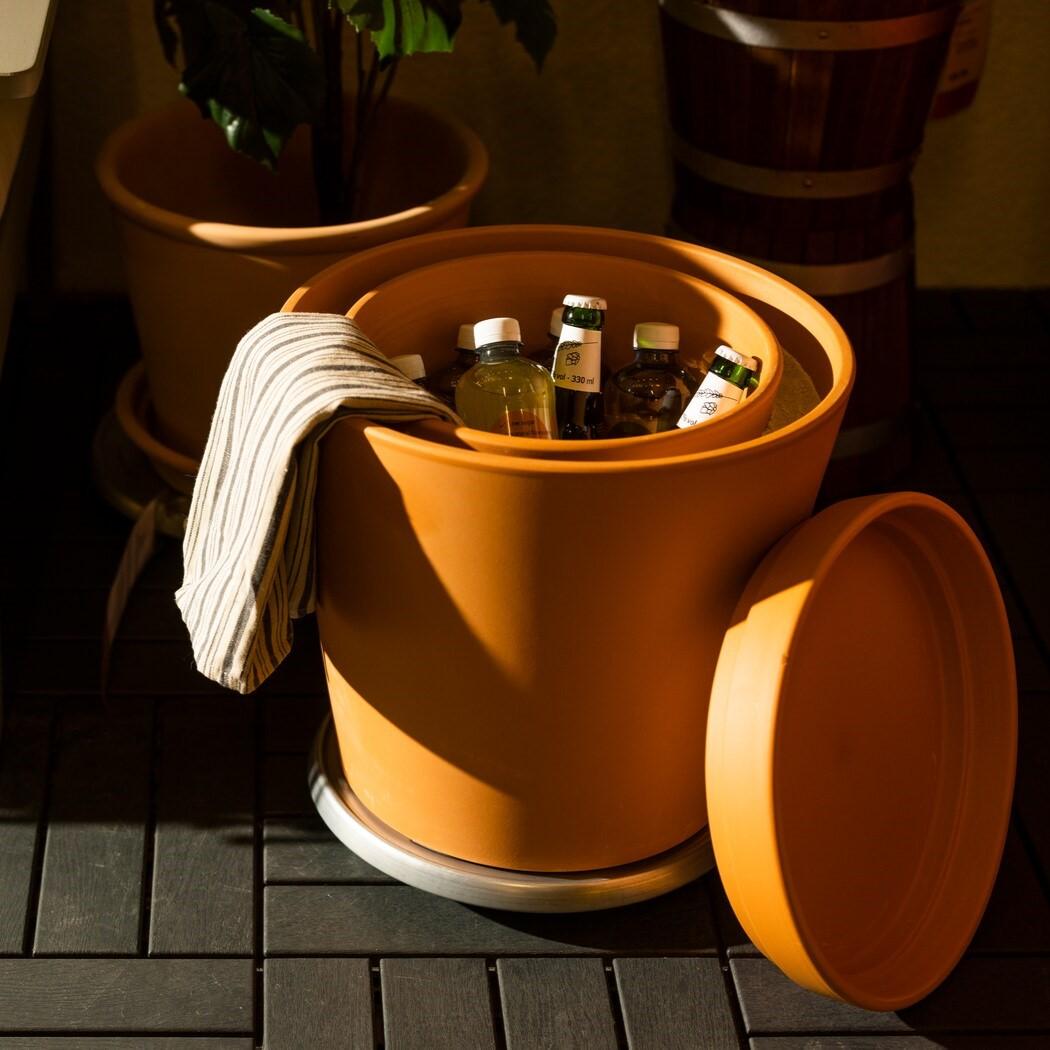 In einem Raum steht eine orangene Box als Getränke kühler ohne Strom