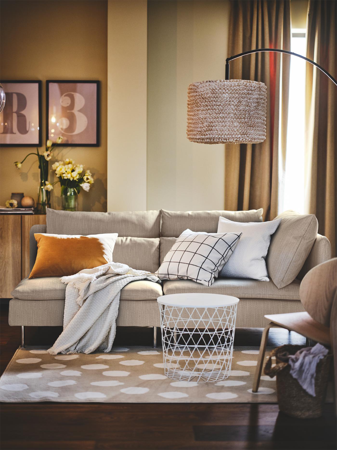 In einem Wohnzimmer ist ein SÖDERHAMN 3er-Sofa mit offenem Ende und einigen zusätzlichen Kissen zu sehen.