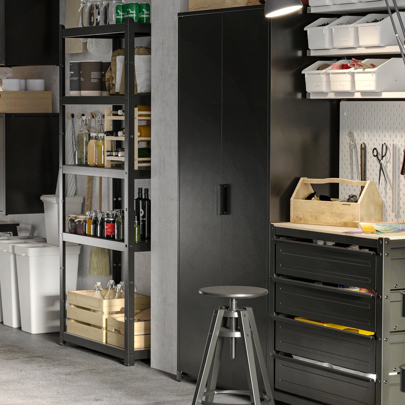 In einer Garage stehen offene und geschlossene Schränke in Schwarz. Auf den Böden stehen Boxen und Flaschen. Darunter befinden sich Recyclingbehälter.