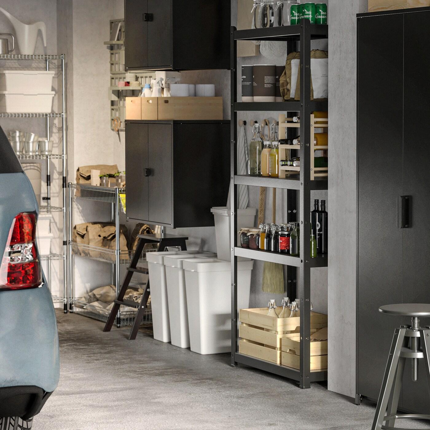 In einer platzsparenden Garage sind offene BROR Regale und Regale mit Schränken zu sehen. Auf den Böden stehen Boxen und Flaschen, auf dem Boden darunter befinden sich Kästen und Recyclingbehälter.