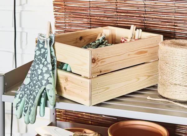 In need of new ideas for your home deco? Get organised with IKEA! Try IKEA FJÄLLA to clear your desk. Or why not place it on a chair in the hallway so everyone can drop off their gadgets as they come in? Try the IKEA NORRÅKER chair in white birch.