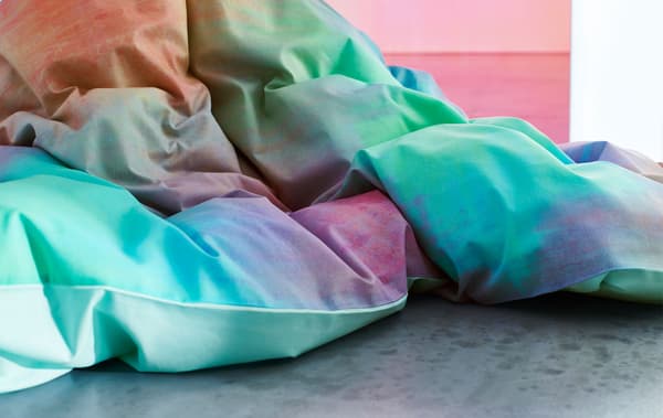 În prim-plan, o pilotă multicoloră.