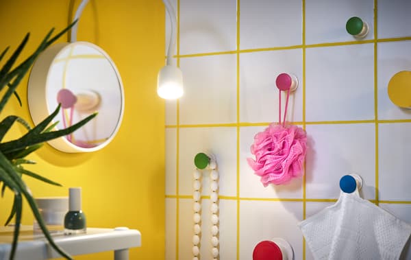 In un piccolo bagno condiviso ognuno deve trovare spazio per le proprie cose. Sfrutta una parete vuota utilizzando i pomelli appenditutto LOSJÖN, disponibili in tanti colori e facili da fissare con il nastro biadesivo – IKEA 