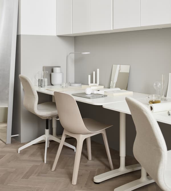 Indem du zwei Schreibtische an der Wand platzierst, entsteht mehr Arbeitsfläche für dich oder für eine Kooperation mit jemand anderem, u. a. mit ODGER Stuhl weiß/beige.