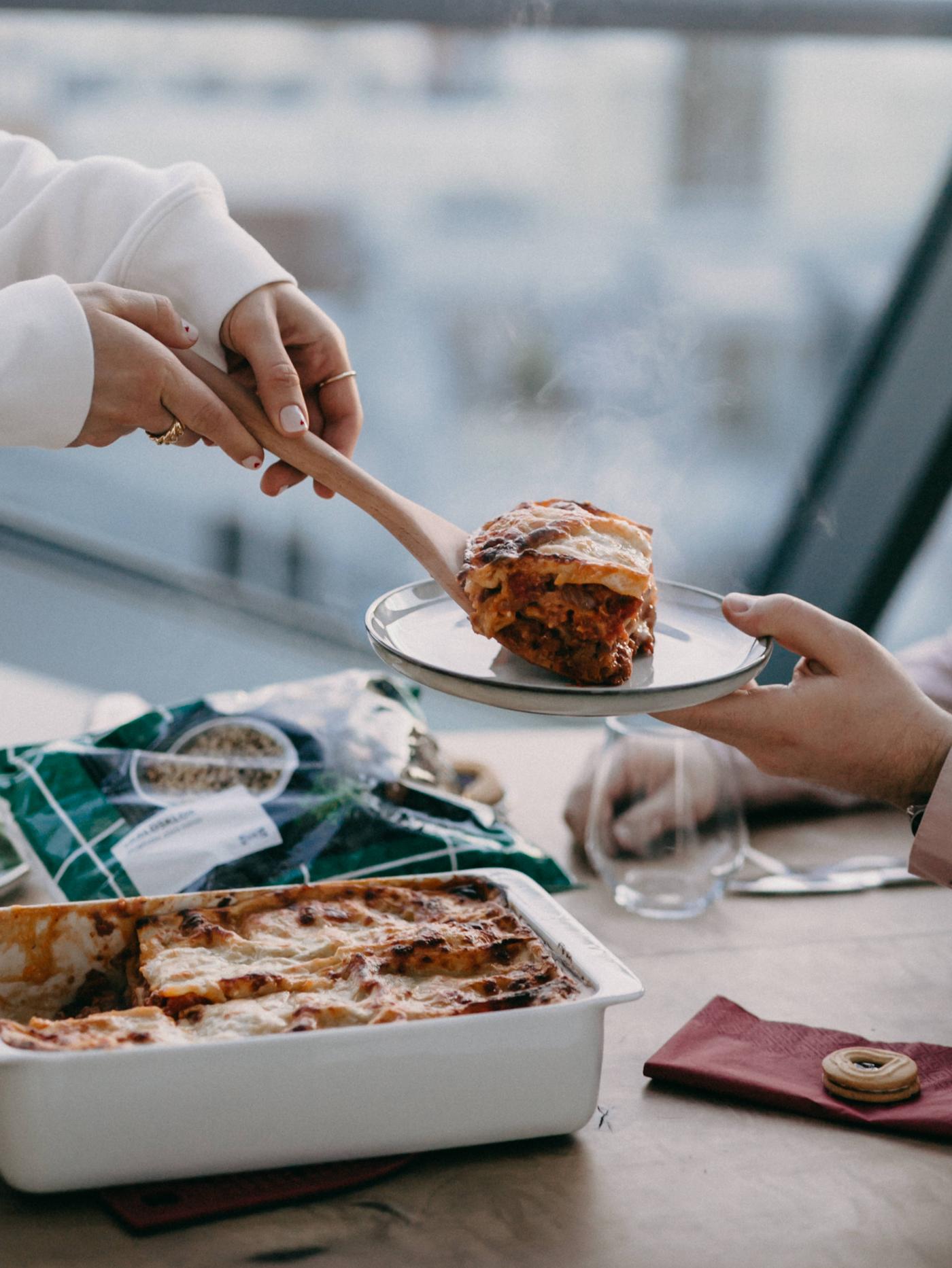 Influencerin und Instagram Bloggerin @sophiehearts_com beim Servieren von vegetarischer Lasagne mit VÄRLDSKLOK