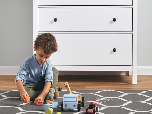 Informações sobre acidentes provocados pela queda de móveis e prevenção dos mesmos através da fixação à parede de cómodas, por exemplo.