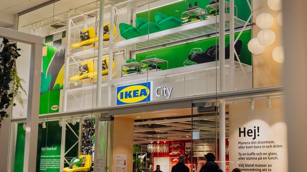 Ingången till ett IKEA-varuhus med IKEA-logotypen över ingången.