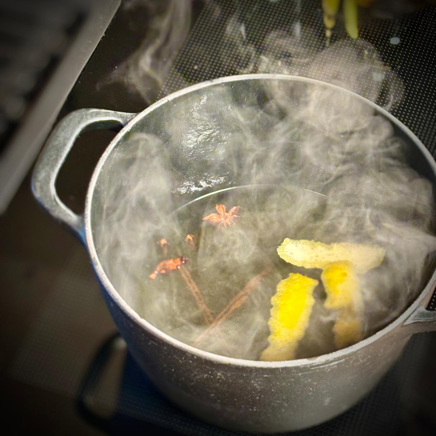 Ingredienserne koges i en gryde.